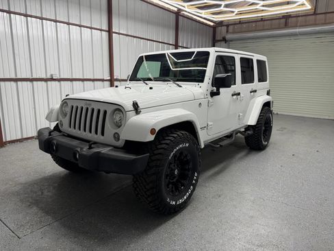 Used 2017 Jeep Wrangler Unlimited Rubicon w/ Connectivity Group AWD/4WD image 3