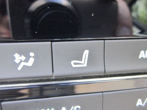 Used 2019 Jaguar F-PACE Premium image 28