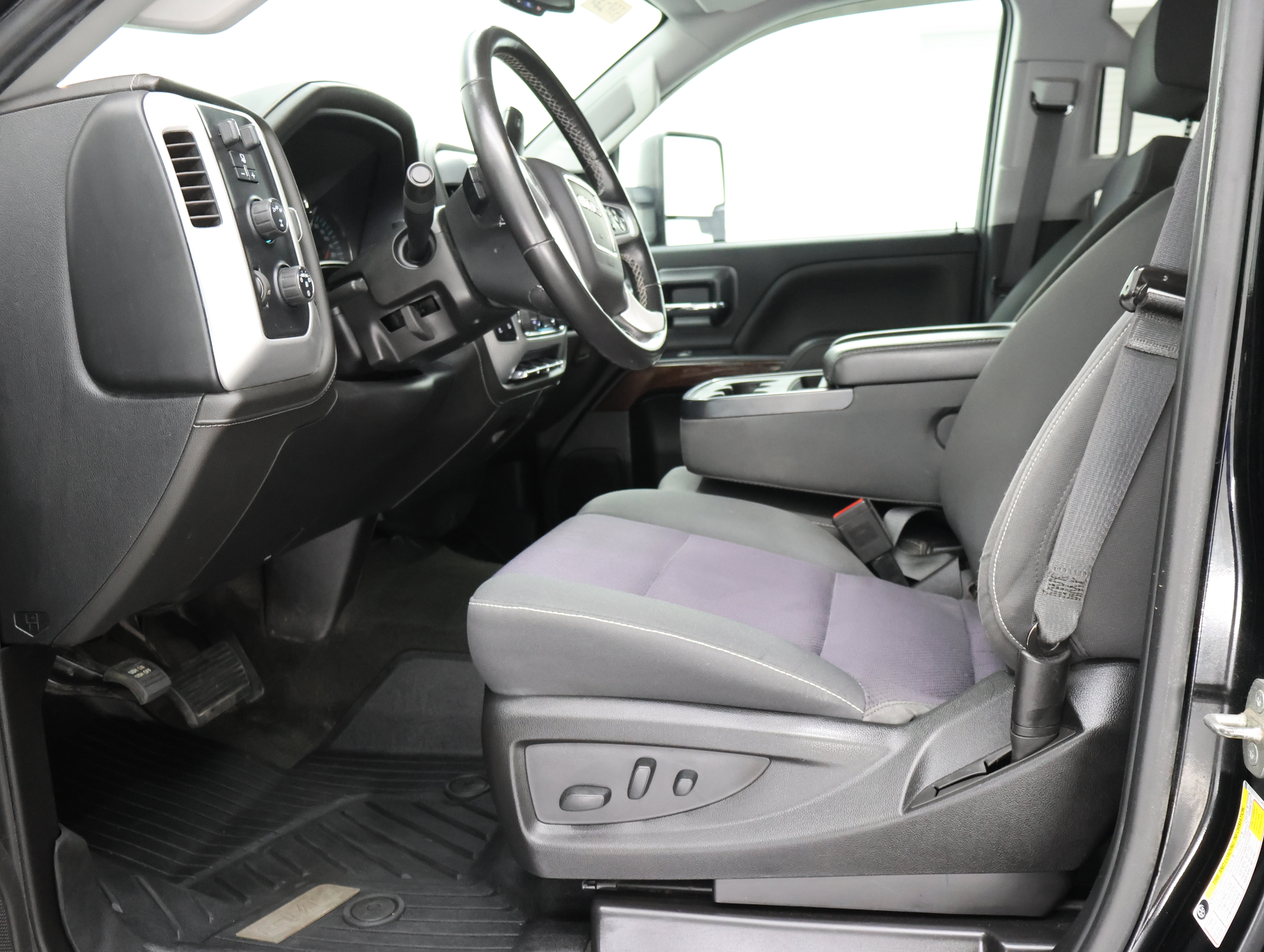 Used 2018 GMC Sierra 2500 SLE w/ HD SLE Preferred Plus Package AWD/4WD image 8