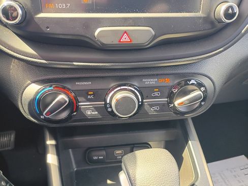 Used 2025 Kia Soul LX w/ LX Technology Package FWD image 16