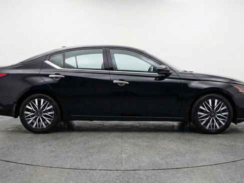 Used 2025 Nissan Altima 2.5 SV FWD image 11