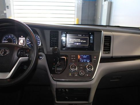 Used 2017 Toyota Sienna XLE Premium image 22