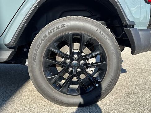 Used 2025 Jeep Wrangler Unlimited Sahara AWD/4WD image 15