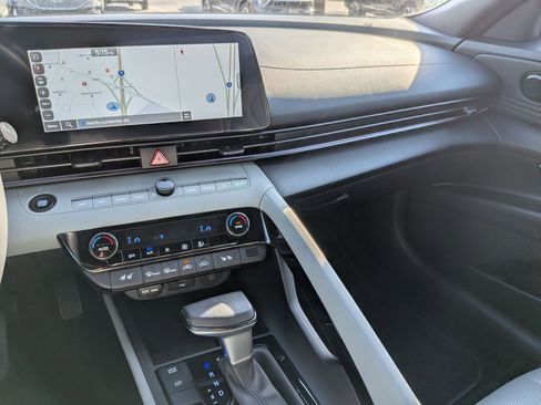 Used 2025 Hyundai Elantra Limited FWD image 23