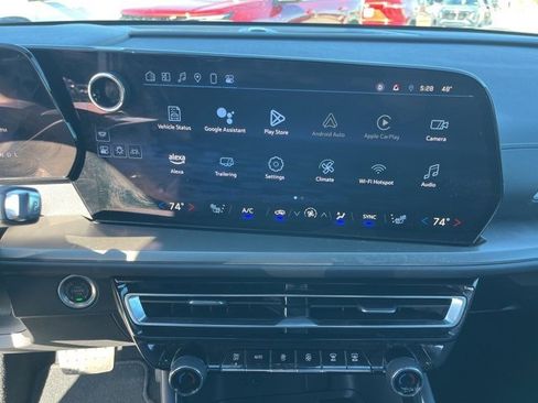 Used 2025 Chevrolet Traverse LT image 24