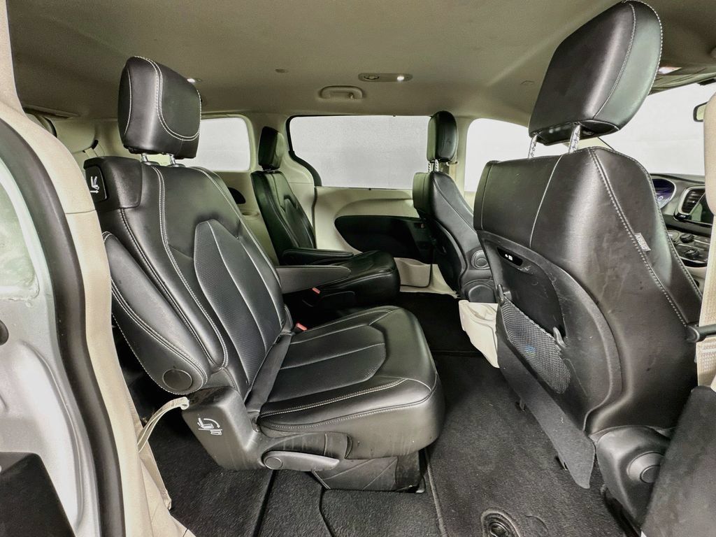 Used 2024 Chrysler Pacifica Touring-L FWD image 27