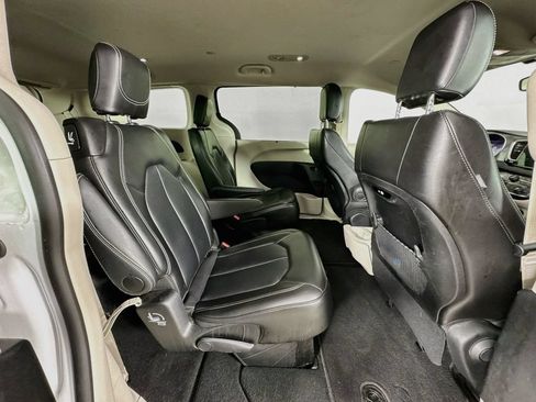 Used 2024 Chrysler Pacifica Touring-L FWD image 27