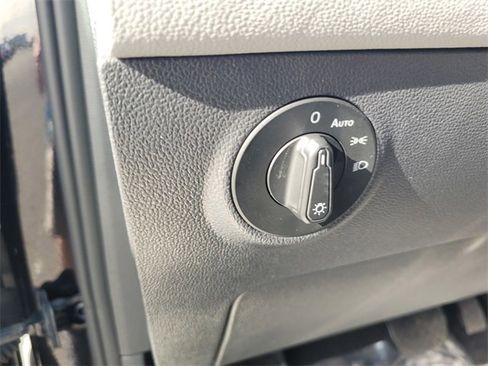 Used 2024 Volkswagen Taos SE image 19