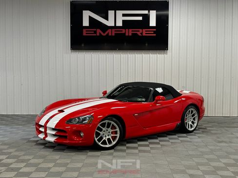 Used 2004 Dodge Viper SRT-10 image 2