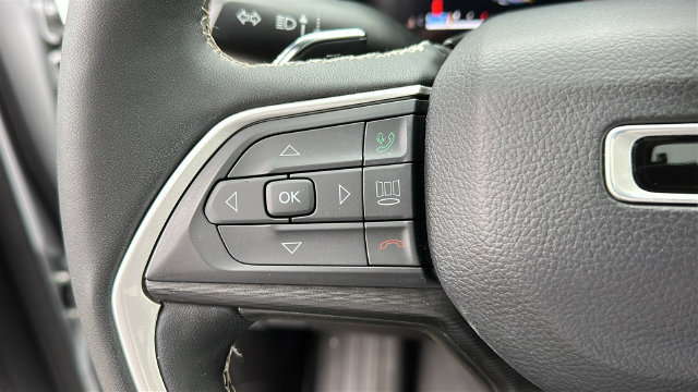 Used 2023 Jeep Grand Cherokee L Laredo AWD/4WD image 13