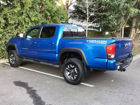 Used 2017 Toyota Tacoma TRD Off-Road image 9