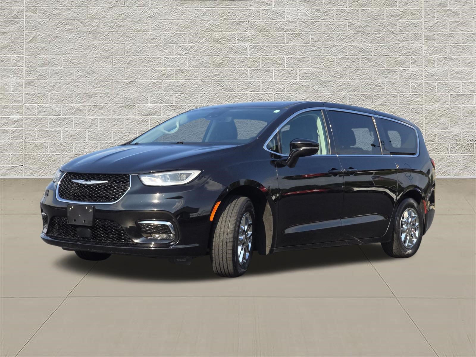 Used 2024 Chrysler Pacifica Touring-L FWD image 3