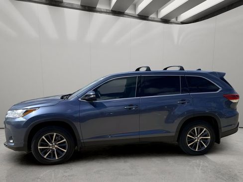 Used 2019 Toyota Highlander XLE FWD image 2