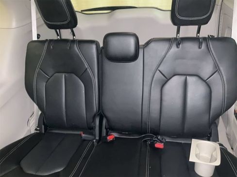 Used 2023 Chrysler Pacifica Touring-L FWD image 5