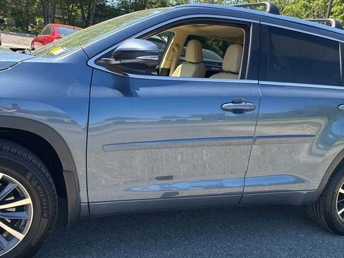 Used 2017 Toyota Highlander XLE AWD/4WD image 4