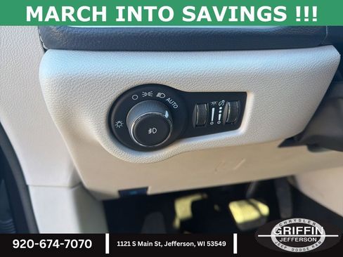 Used 2024 Chrysler Pacifica Select image 21