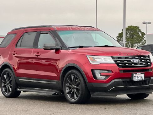 Used 2017 Ford Explorer XLT w/ Equipment Group 202A image 5