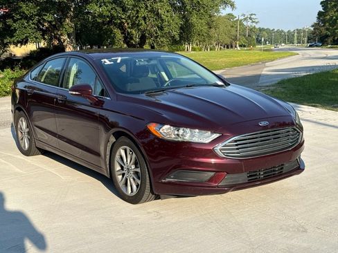 Used 2017 Ford Fusion SE w/ Fusion SE Technology Package FWD image 1