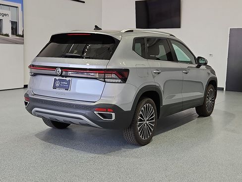 Certified 2025 Volkswagen Taos SE FWD image 8