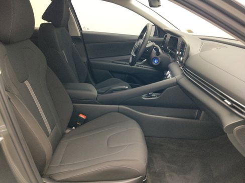 Used 2025 Hyundai Elantra SE FWD image 21
