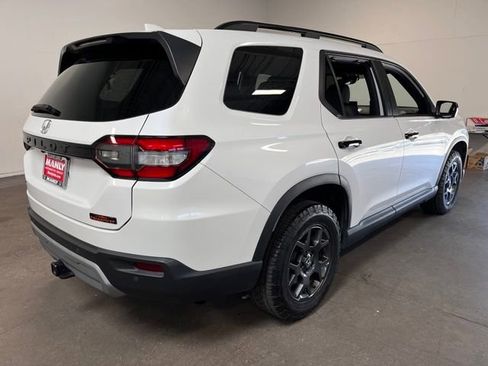 Used 2024 Honda Pilot TrailSport image 3