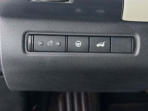 Used 2023 Nissan Pathfinder SL w/ Lighting Package (N92) FWD image 16