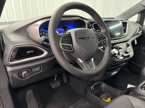 New 2026 Chrysler Pacifica Select image 15