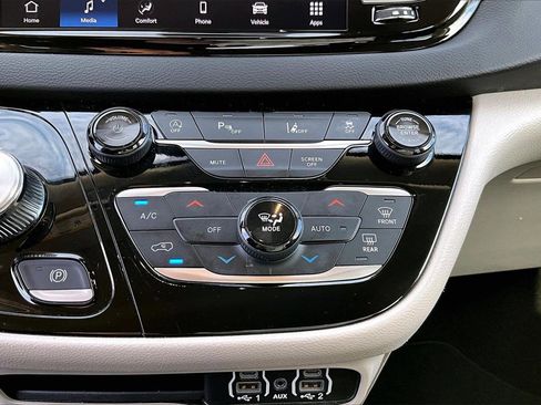 Certified 2024 Chrysler Pacifica Touring-L image 17