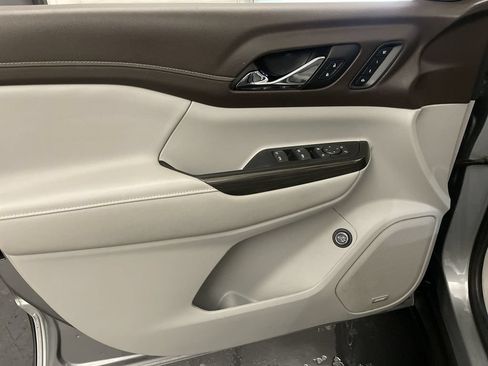 Used 2023 GMC Acadia SLT w/ Preferred Package FWD image 16