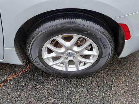 Used 2024 Chrysler Pacifica Touring-L image 8