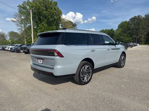 Used 2025 Lincoln Navigator Reserve image 19