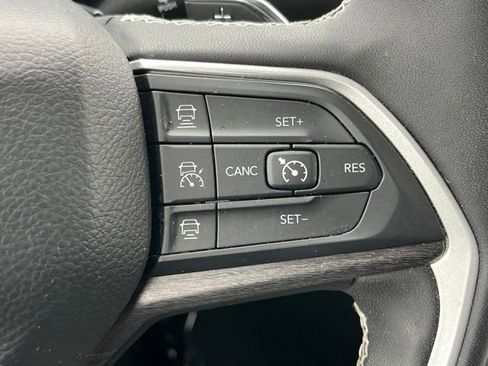 Used 2023 Jeep Grand Cherokee Limited w/ Black Appearance Package AWD/4WD image 41