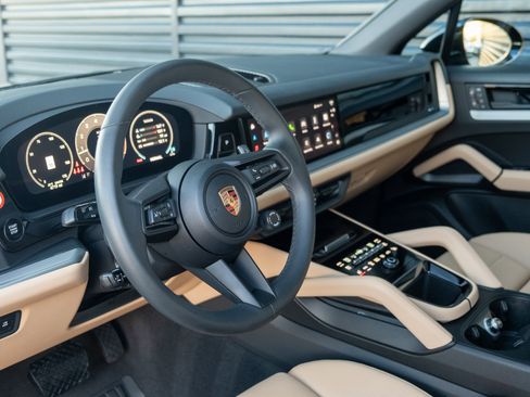 Certified 2025 Porsche Cayenne image 4