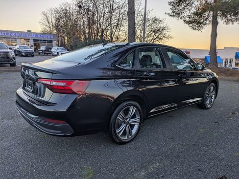 Certified 2024 Volkswagen Jetta SE image 4