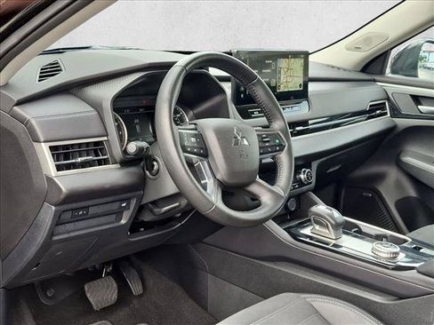 Used 2025 Mitsubishi Outlander SE FWD image 10