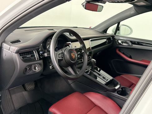 Certified 2025 Porsche Macan AWD/4WD image 4