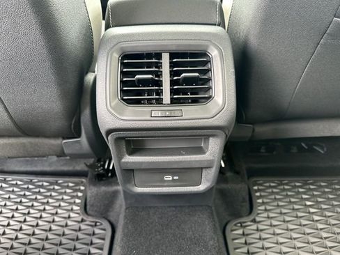 Certified 2025 Volkswagen Taos SE w/ Panoramic Sunroof Package AWD/4WD image 32