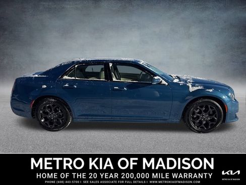 Used 2022 Chrysler 300 Touring L w/ Comfort Group image 7