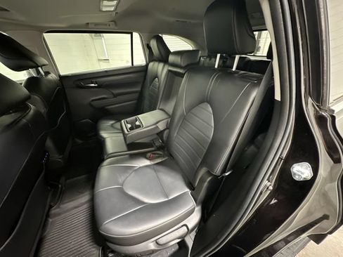 Used 2022 Toyota Highlander XLE FWD image 14