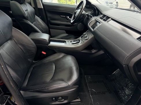 Used 2019 Land Rover Range Rover Evoque SE Premium image 16