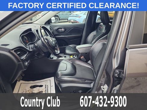 Used 2021 Jeep Cherokee Trailhawk AWD/4WD image 11