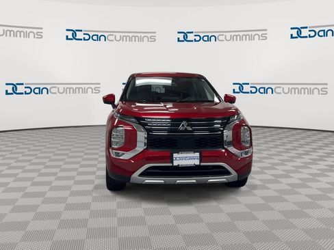 Used 2023 Mitsubishi Outlander SE AWD/4WD image 3