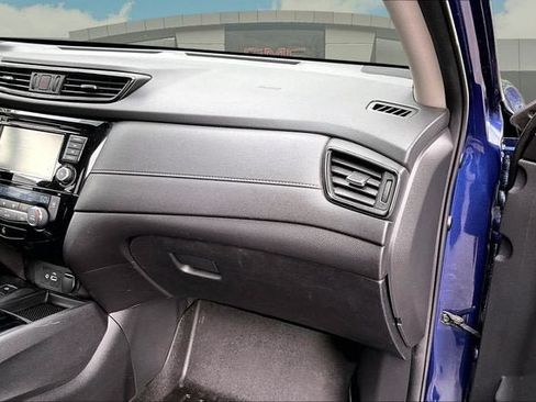 Used 2019 Nissan Rogue SV w/ Premium Package AWD/4WD image 16