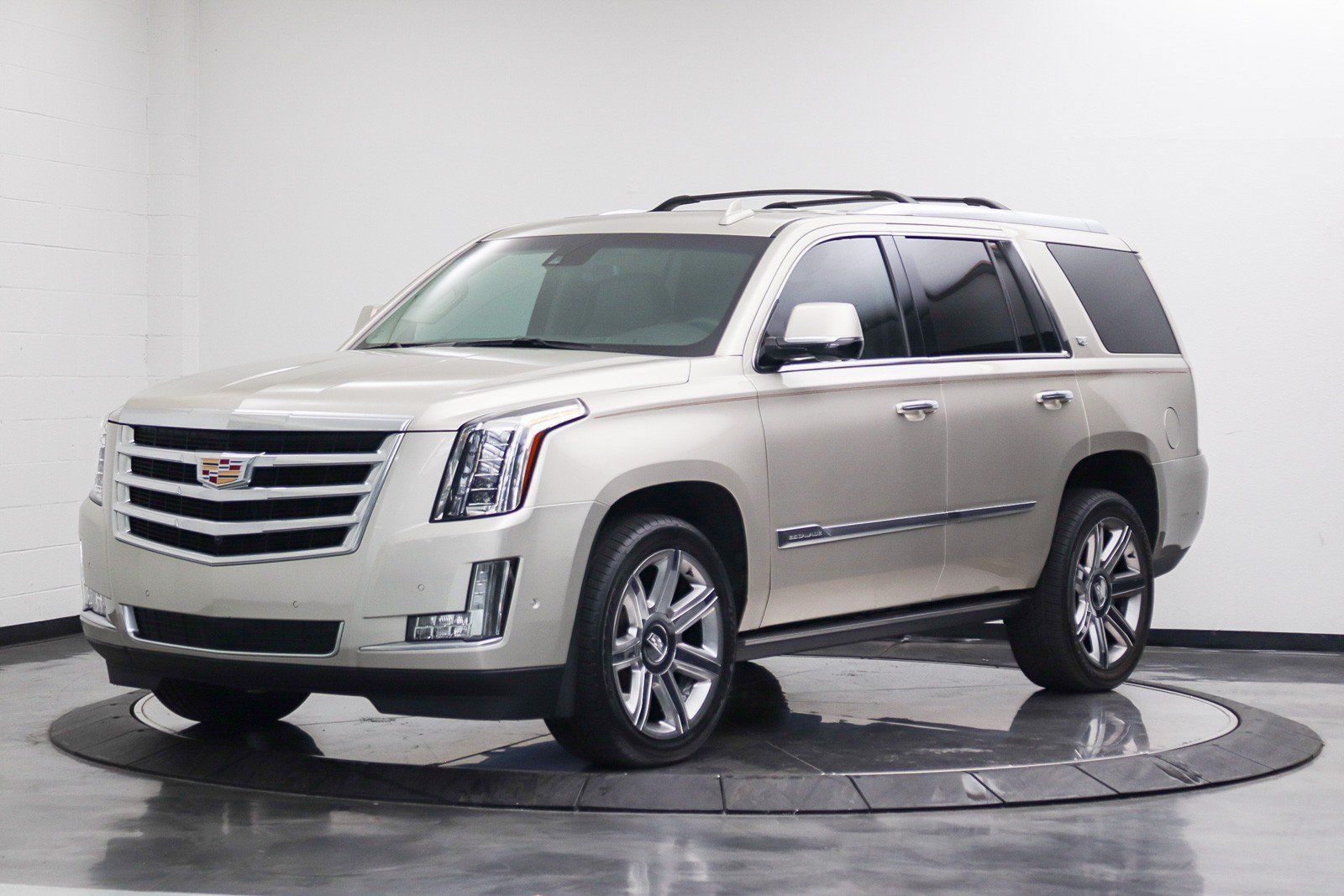 Used 2017 Cadillac Escalade Premium Luxury AWD/4WD image 9