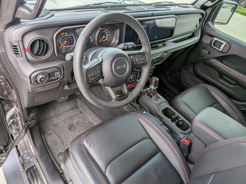Used 2025 Jeep Wrangler Unlimited Rubicon AWD/4WD image 12