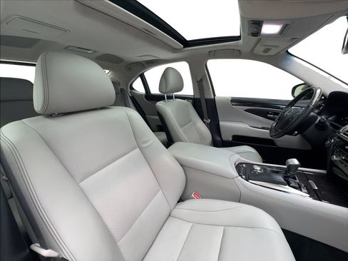 Used 2015 Lexus LS 460 w/ Ultra Luxury Package RWD image 32