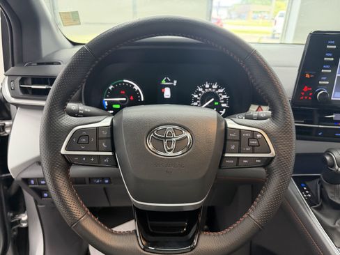 Used 2023 Toyota Sienna XSE AWD/4WD image 18