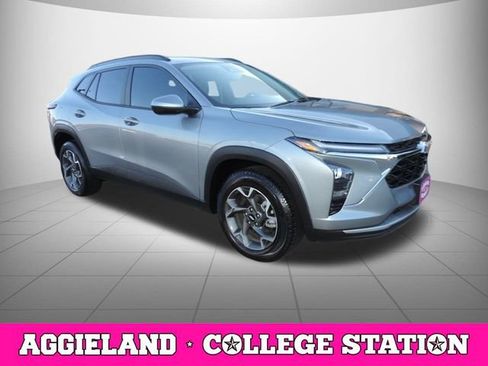 Used 2025 Chevrolet Trax LT w/ LT Convenience Package image 3