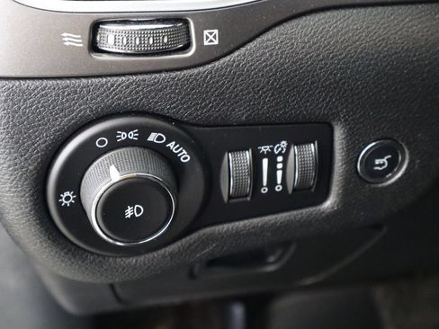 Used 2019 Jeep Cherokee Limited AWD/4WD image 22