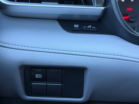 Used 2021 Toyota Highlander L image 21